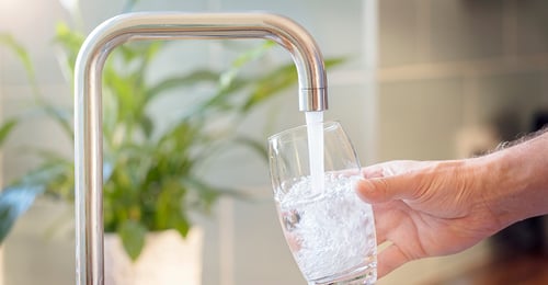 Aufbereitung von Trinkwasser mit Sauerstoff und Kohlendioxid | © stock.adobe.com - Brian Jackson